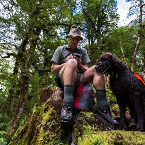 Max Andrew Stewart et le chien ranger Oska, New Zealand Departme