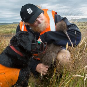 Dr Hugh Robertson et Cara, New Zealand Departement of Conservati