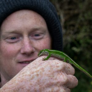 Carey Knox tebant un gecko sur sa main, ecogecko