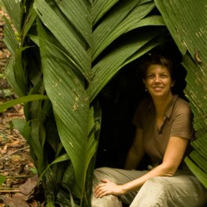 Sabine s'installe dans une hutte dans une forêt du Gabon