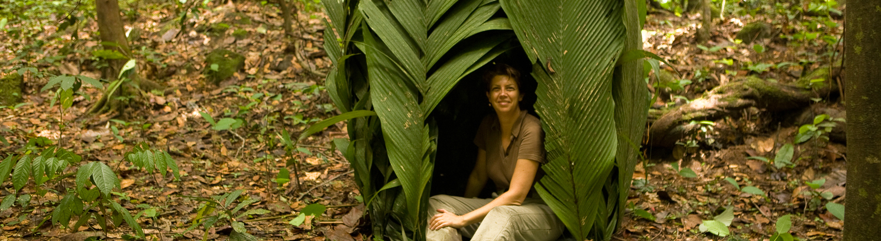 Sabine s'installe dans une hutte dans une forêt du Gabon