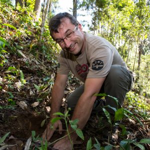 Olivier plante un arbre à Madagascar