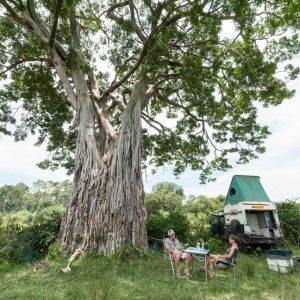 Christine et Michel dans leur maison mobile du Kenya